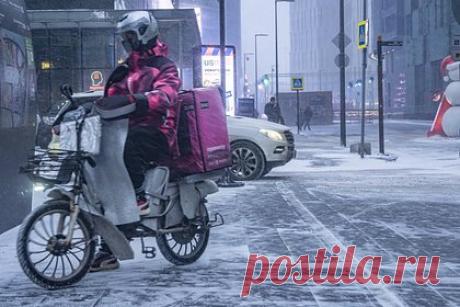 В России предложили отрегулировать деятельность курьеров. Департамент транспорта Москвы, Центр организации дорожного движения (ЦОДД) и бизнесмены обсудили стандарт работы курьерских сервисов и их дальнейшее развитие, сообщили источники. Дептранс задумался над созданием системы регистрации и учета курьеров, которая будет контролировать время работы, перемещения.