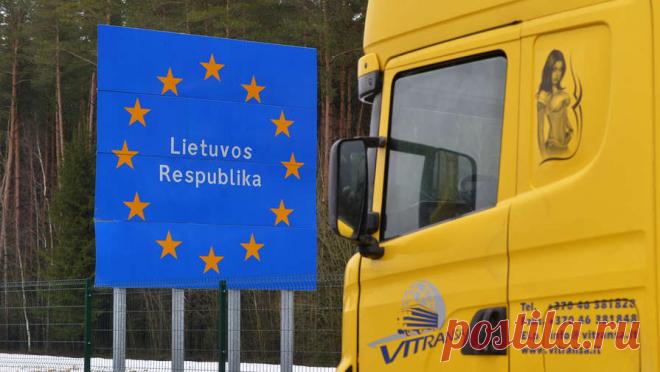 На границе Литвы и Калининградской области скопилось 145 грузовиков. Очередь из большегрузов, которые ожидают выезда в Литву из России, выросла до 145 машин. Об этом сообщили РИА Новости в пресс-службе Калининградской областной таможни. "Сто двадцать грузовиков перед шлагбаумом, 25 на нейтральной ...