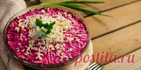 Слоёный салат с говядиной и маринованными огурцами - Лайфхакер Салат с говядиной, сыром, свёклой и маринованными огурцами получается сытным и очень аппетитным. Он отлично подойдёт для праздничного стола.