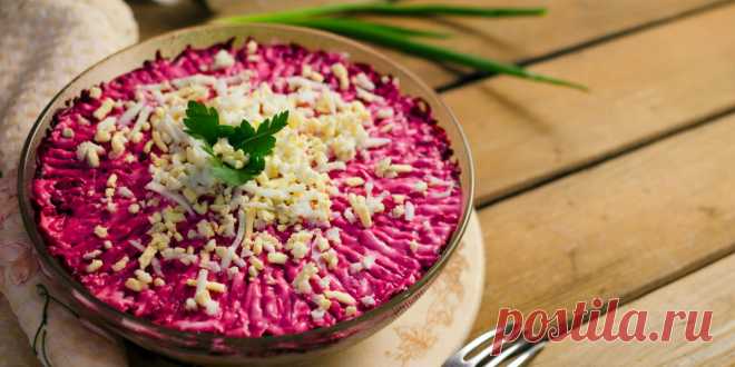 Слоёный салат с говядиной и маринованными огурцами - Лайфхакер Салат с говядиной, сыром, свёклой и маринованными огурцами получается сытным и очень аппетитным. Он отлично подойдёт для праздничного стола.