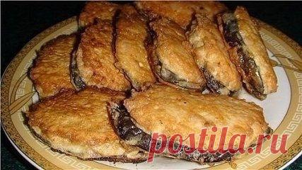 Подборка рецептов с баклажанами.
1. Баклажаны фаршированные по-каталонски
Ингредиенты:
Баклажаны — 2 шт
Лук — 1 шт
Чеснок — 3 зубчика
Помидор — 1 шт
Яйцо куриное — 2 шт
Масло оливковое — 30 г
Сыр — 100 г
Зелень — по вкусу
Приготовление:
1. Баклажаны разрезаем на две части и аккуратно, вырезаем середину.
2. Луковицу режем мелко, чеснок пропускаем через пресс и обжариваем на оливковом масле
3. Мякоть баклажана мелко нарезаем и тоже отправляем на сковородку. Тушим минуты три. Снимаем с огня.
4. Пом