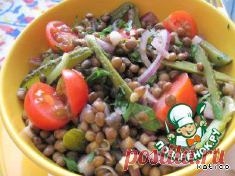 Салат из чечевицы с соленым огурцом, луком и помидорами - кулинарный рецепт