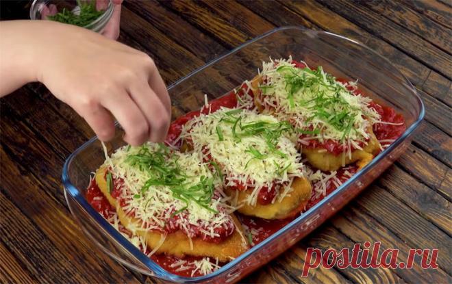 Разрезаем куриную грудку и начиняем сыром: от сухости не осталось и следа