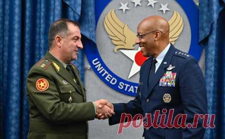 Армения обсудила военное сотрудничество с армией США. Глава Генштаба ВС Армении, генерал-лейтенант Эдвард Асрян обсудил с заместителем председателя Объединенного комитета начальников штабов (ОКНШ) ВС США адмиралом Кристофером Грейди и начальником штаба ВВС США генералом Чарльзом Брауном вопросы взаимодействия двух стран в оборонной сфере.
