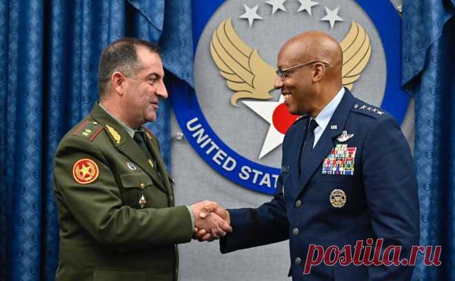 Армения обсудила военное сотрудничество с армией США. Глава Генштаба ВС Армении, генерал-лейтенант Эдвард Асрян обсудил с заместителем председателя Объединенного комитета начальников штабов (ОКНШ) ВС США адмиралом Кристофером Грейди и начальником штаба ВВС США генералом Чарльзом Брауном вопросы взаимодействия двух стран в оборонной сфере.