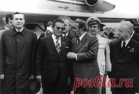 10 любопытных фактов про поцелуи Брежнева • НОВОСТИ В ФОТОГРАФИЯХ
