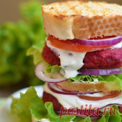 "Бургер"со свекольно-чечевичными котлетами под соусом блю чиз