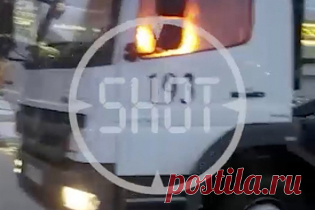 Возгорание машины с бортовым питанием в Шереметьево попало на видео. В московском аэропорту Шереметьево загорелась машина наземных служб во время обслуживания самолета, готовящегося к вылету в Ереван. Причиной пожара стало короткое замыкание, которое произошло во время выгрузки наборов питания для пассажиров. В результате инцидента никто не пострадал.