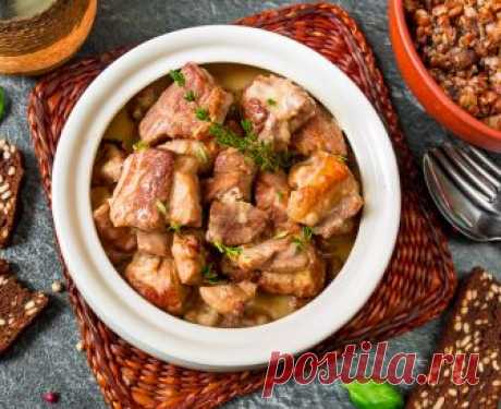 Свинина в сметанно-луковом соусе на Вкусном Блоге Мясо, лук и сметана. Самое простое сочетание продуктов для горячего блюда. Сегодня я предлагаю вам приготовить простое, но очень вкусное блюдо из свинины в сметанном соусе. Три основных ингредиента плюс немного чеснока и тимьяна для аромата. Дополняем рагу отварным или печеным картофелем – и получаем сытное и согревающее блюдо, отлично…