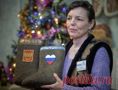 Наш ответ на санкции: в России представили новую коллекцию валенок с флагом и гербом.