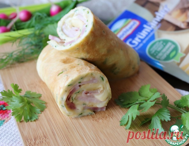 Нежный яичный рулет с сыром и ветчиной – кулинарный рецепт