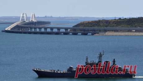 Крымский мост открыт для движения транспорта. Движение транспорта по Крымскому мосту, которое было прервано больше чем на час, восстановлено. Об этом сообщает Telegram-канал информационного центра о ситуации на автоподходах к Крымскому мосту. &quot;Движение автотранспорта по ...