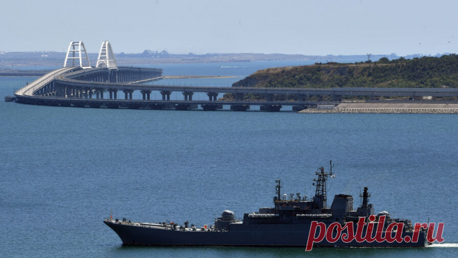 Крымский мост открыт для движения транспорта. Движение транспорта по Крымскому мосту, которое было прервано больше чем на час, восстановлено. Об этом сообщает Telegram-канал информационного центра о ситуации на автоподходах к Крымскому мосту. "Движение автотранспорта по ...