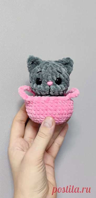 PDF Котёнок в корзинке крючком. FREE crochet pattern; Аmigurumi toy patterns. Амигуруми схемы и описания на русском. Вязаные игрушки и поделки своими руками #amimore - котята, плюшевый котик, забавный кот из плюшевой пряжи, кошка, кошечка, котёнок.