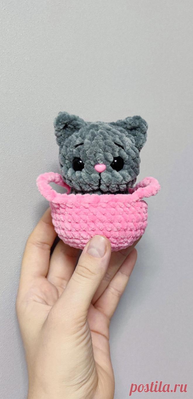 PDF Котёнок в корзинке крючком. FREE crochet pattern; Аmigurumi toy patterns. Амигуруми схемы и описания на русском. Вязаные игрушки и поделки своими руками #amimore - котята, плюшевый котик, забавный кот из плюшевой пряжи, кошка, кошечка, котёнок.