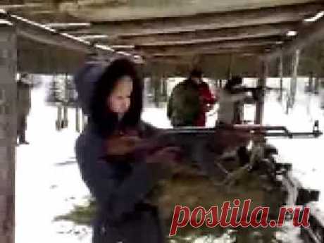 стрельбы. девушка стреляет из автомата калашников. армия.