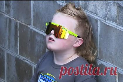 Назван победитель конкурса на лучшую стрижку маллет. Победителем конкурса на лучший маллет оказался восьмилетний Эммитт Бейли из Меномони, штат Висконсин. В общей сложности Бейли заработал 9896 голосов. Известно, что в качестве приза ребенок получил пару солнцезащитных очков бренда Pit Viper и 2500 долларов (147,8 тысячи рублей) наличными.