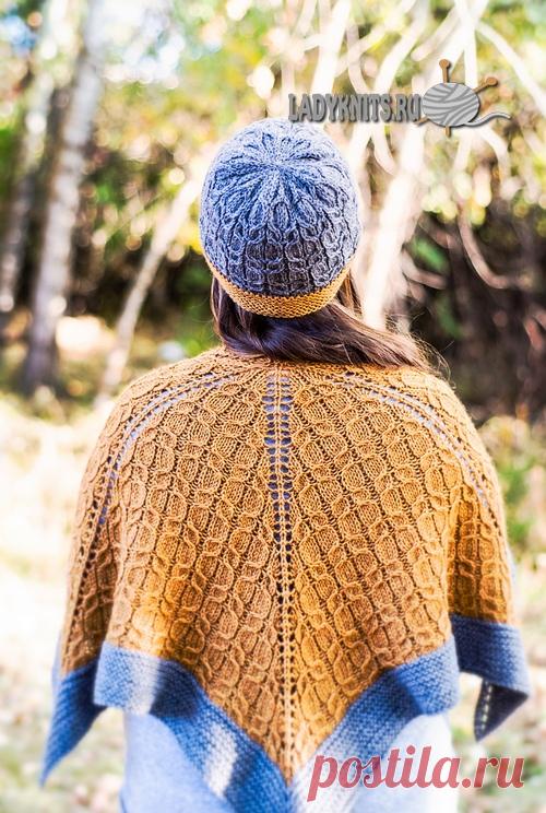 Вязаная спицами женская шапка с рельефными косами