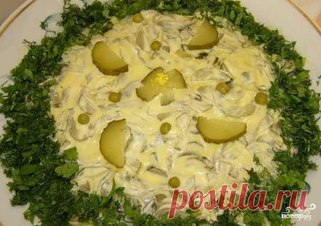 Куриный салат с солеными огурцами -