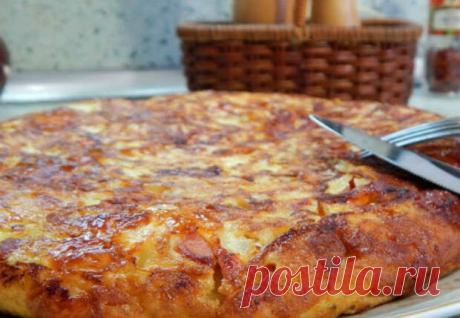 Быстрый и вкусный завтрак будем готовить в сковородке за считанные минуты. Смешаем все ингредиенты, чуть пожарим и сразу на стол. Делать будем своего рода картофельную лепешку с добавками. Нам понадобится 4 картофелины, половина репчатого лука. Пара помидоров, сыр моцарелла граммов 90-100, 4 - 17 июня - 43992592772 - Медиаплатформа МирТесен