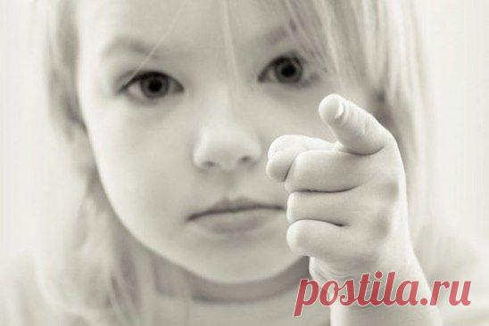 Ты выбрался из грязи в князи, но быстро князем становясь… Не позабудь, чтобы не сглазить, не вечны князи — вечна грязь.
Омар Хайям