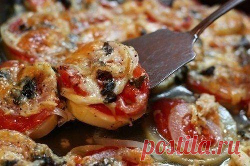 Кабачки, запеченные с луком и помидорами: правильный гарнир! Ингредиенты: Кабачок — 600 г Томаты — 300 г Лук 2 шт Сыр нежирный — 100 г Специи — по вкусу Соль, перец — по вкусу Приготовление: Кабачки очистить и
