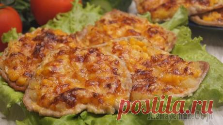 Отбивные к новогоднему столу! Мясо получается очень нежное и вкусное. Готовятся очень просто и быстро.ИНГРЕДИЕНТЫ Свинина – 600гр.Луковица – 1шт.Ананасы – 6 колечек.Кукуруза – 3 ст.л.Сыр – 150 гр.Перец – по вкусуСоль – по вкусуСПО...