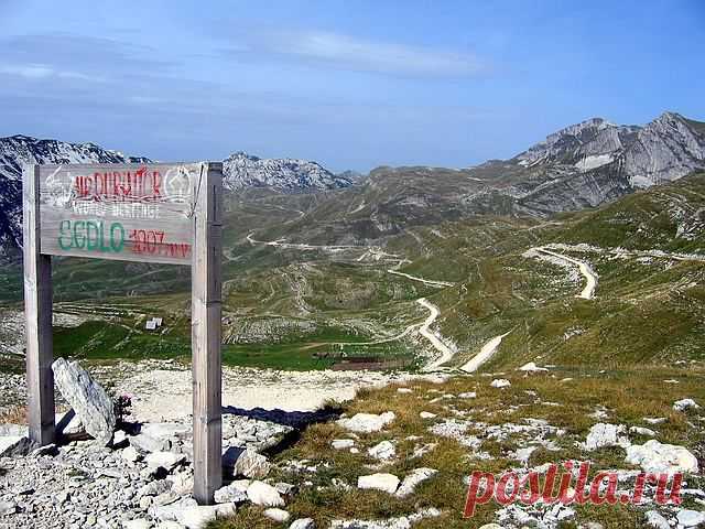 Фејсбук
"Tibetian" Durmitor. View from Sedlo (1907 m) pass to macadam road in Dobri Do valley. Paradise for mountainbikers!