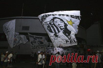 Жители Бразилии рассказали о реакции людей в стране на смерть Пеле. Бразильцы восприняли смерть легендарного футболиста Пеле как личную утрату. Об этом «Ленте.ру» рассказали жительницы Бразилии — гид из Сан-Паулу Оксана Евдокимова и блогер, модель, живущая в Сантосе, родном городе знаменитого спортсмена, Анастасия Пономарева. Они описали, как латиноамериканская страна прощается с Пеле.