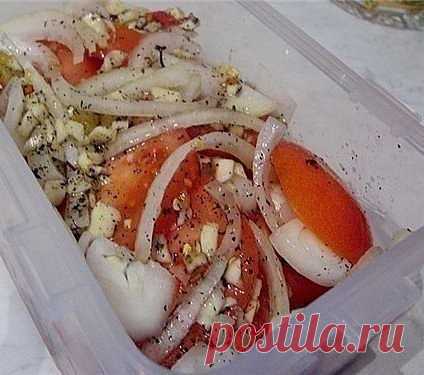 ТОП-10 БЕСПОДОБНЫХ ЗАКУСОК 

1. Закусочка вкусная

Ингредиенты:

- Свежие помидоры - 0,5 кг. или 4 средние
- Лук репчатый - 1 головка

Для маринада:
- 4 ложки растительного масла
- 2 ст.л. лимонного сока
- 1 ч.ложка сушеного базилика
- 1 ч.ложка меда
- 3 зубчика чеснока
- на кончике ножа - соль.
- Красный молотый перец(я взяла 1 маленький засушенный стручок)

Приготовление:

Помидоры нарезать кружочками, лук - полукольцами
Приготовить маринад - чеснок мелко изрубить(не выд...
