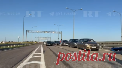 На подъезде к Крымскому мосту из-за ЧП на нём образовалась пробка — видео. RT публикует кадры видеоагентства Ruptly, на которых видна пробка, образовавшаяся из-за ЧП на Крымском мосту со стороны полуострова. Автомобильное движение остановлено, местные власти призывают людей выбирать альтернативные маршруты. По словам главы Крыма Сергея Аксёнова, железнодорожный транспорт снова начнёт ходить до 09:00. Расписание поездов будет нагоняться. О причинах ЧП правоохранители сообщат позже. Читать далее