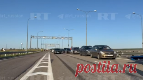 На подъезде к Крымскому мосту из-за ЧП на нём образовалась пробка — видео. RT публикует кадры видеоагентства Ruptly, на которых видна пробка, образовавшаяся из-за ЧП на Крымском мосту со стороны полуострова. Автомобильное движение остановлено, местные власти призывают людей выбирать альтернативные маршруты. По словам главы Крыма Сергея Аксёнова, железнодорожный транспорт снова начнёт ходить до 09:00. Расписание поездов будет нагоняться. О причинах ЧП правоохранители сообщат позже. Читать далее
