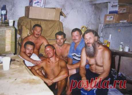 Побег из Кандагара: как русские летчики в 1996 году сбежали из афганского плена 



 В прошлом году этой захватывающей истории исполнилось 20 лет – семеро российских летчиков сумели угнать собственный самолет, чтобы вернуться домой из годового афганского плена.





Зачем они лет…