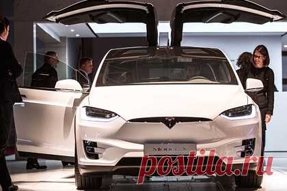 Сбер начал торговать Tesla. Принадлежащий Сберу онлайн-сервис для покупки и продажи автомобилей «СберАвто» начал торговать электрокарами Tesla. Россияне уже могут приобрести новые и подержанные электромобили Tesla Model 3 и Tesla Model Y, а Tesla Model X появится на сайте в конце октября. Автомобили прибыли в страну и прошли таможенные процедуры.
