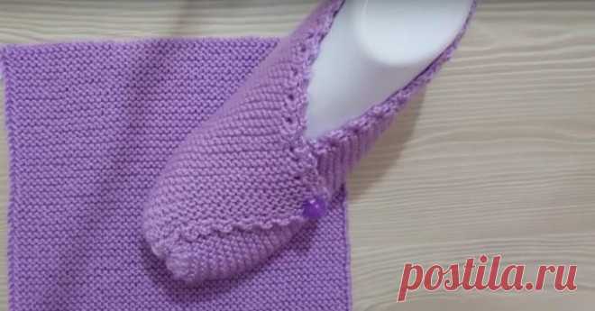 Вяжем тапочки спицами Вязанные на двух спицах тапочки выглядят очень мило и уютно, а главное — в них ноги не мерзнут. Чувствуешь себя маленькой принцессой в такой домашней обуви. Умелым рукодельницам нужно потратить лишь п...