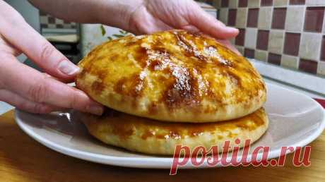 Лепешки с сыром по рецепту Хачапури. Способ без вымешивания теста руками (можно делать с разными начинками) - БУДЕТ ВКУСНО! - медиаплатформа МирТесен Такие лепешки по рецепту Хачапури можно делать с разными начинками. Но особенно вкусно они получаются, конечно же, с сыром. Приготовить лепешки с сыром совсем несложно. Особый способ приготовления нежного и очень эластичного теста без вымешивания руками делает процесс простым и лёгким. К тому же,