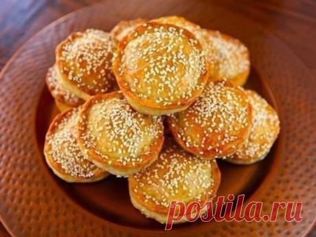 Дорогие мои читатели! Час – и уютные мини-пироги на столе!
Как же хороши оказались они с чашечкой горячего чая.
Украшаем по желанию, я в данном варианте украсила семечками.