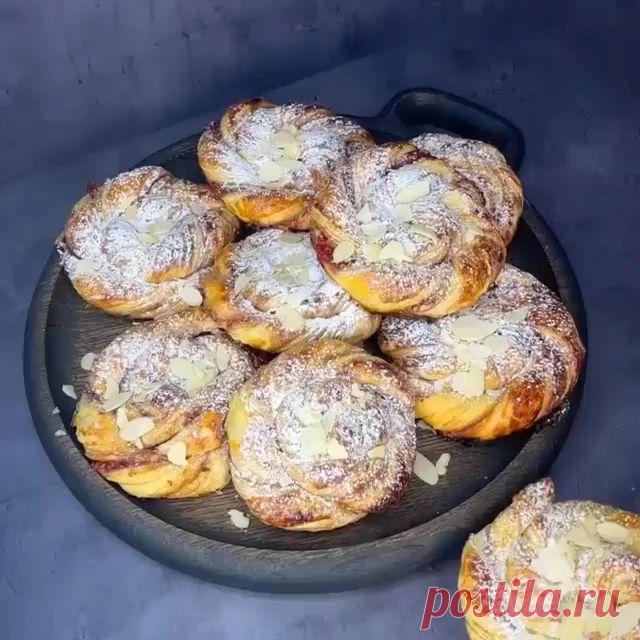 🤗 Друзья, оставьте любой смайл в комментариях, если не сложно, чтобы я вас всех видела 😘❤️
⠀
📌1 кг слоенного бездрожжевого теста
📌джем /нутелла/ сгущёнка
Выпекать 25-35 минут при 180* в заранее разогретой духовке ☺️
⠀
Приятного аппетита 😘
⠀
Не жалейте Сердечко ❤️❤️❤️, Вам не сложно, Мне приятно! 🙏
⠀
Самые сладкие десерты, выпечка, лакомства только у нас!
⠀
Подписывайтесь 🤗 👉 @dessert.recept
⠀
⠀
⠀
Автор @adile.mommy
⠀
#еда #вкусно #рецепты #вкуснаяеда #кулинария #в...