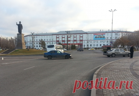 Наехал на памятник Казыбек Би.