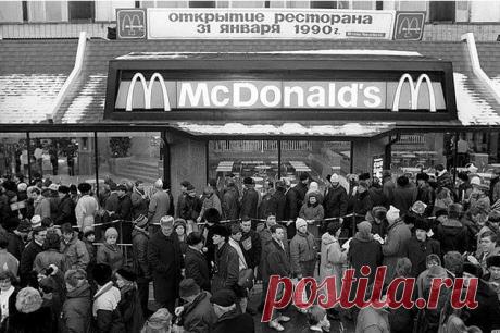 Открытие первого «Макдоналдса» в СССР: вот как это было! Задумка смогла стать реальностью лишь в 1990 году. Первый ресторан «Макдоналдс» открылся 31 декабря в Москве на Пушкинской площади. За день «Макдоналдс» посетили 30 тысяч человек! Давайте посмотрим фотографии, на которых запечатлено это настоящее безумие.
