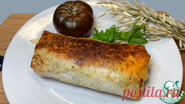 Тортильи с тунцом и яйцом. 1
 Отварите два яйца и нарежьте их кубиками
 
 2
 Возьмите тортилью, добавьте майонез, горчицу и петрушку и намажьте ими тортилью. Добавьте также огурец.
 
 3
 Теперь добавляйте по одному тунец, сыр и яйца.
 
 4
 Обжаривайте по 2–3 минуты с каждой стороны до золотистой корочки. Приятного аппетита!