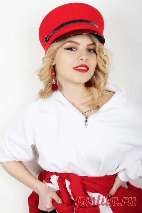 Мы предлагаем добавить к образу один из главных последних трендов — картуз из фетра. 
Он отлично сидит на голове благодаря трикотажной вставке, вшитой внутри головного убора. 
С шубкой образ получится очень женственным и немного провокационным. Особенно, если приправить его шпильками.