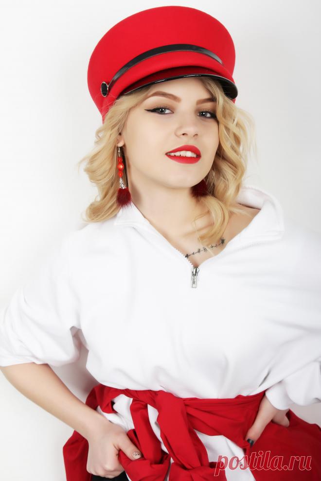 Мы предлагаем добавить к образу один из главных последних трендов — картуз из фетра. 
Он отлично сидит на голове благодаря трикотажной вставке, вшитой внутри головного убора. 
С шубкой образ получится очень женственным и немного провокационным. Особенно, если приправить его шпильками.