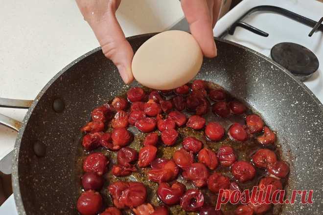 Заливной пирог с вишней на сковороде: просто, быстро и вкусно