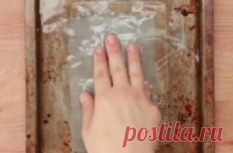 Действенный метод очистки противня, который действует безотказно. Скажи «нет» грязи и жиру 
Хозяюшки, которые часто пекут для своих родных, знают, как нелегко потом бывает отмыть противень. Сколько ни старайся, сколько ни натирай дорогущими средствами бытовой химии — всё тщетно.Благодаря од…