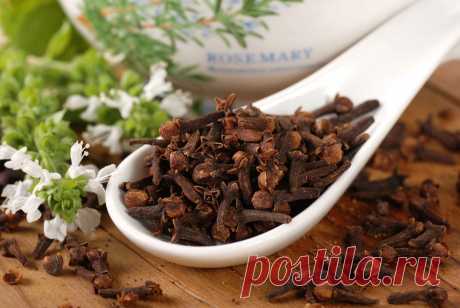 Боль в спине, в локтях и коленках, при артрозах, ревматизме, радикулите, миазите, невралгии прекрасно снимает настоянная на одеколоне пряность гвоздика.

Возьмите пять пакетиков (по 20г) ароматных бутончиков и залейте двумя флаконами тройного одеколона. Закрытую стеклянную банку держите в темном месте ( не в холодильнике) неделю, постоянно встряхивая.