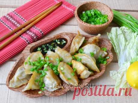 Гёдза — рецепт с фото Жареные пельмени Гедза в японском стиле с мясной начинкой из свинины и пекинской капусты. Подаются с рубленным луком и соевым соусом.