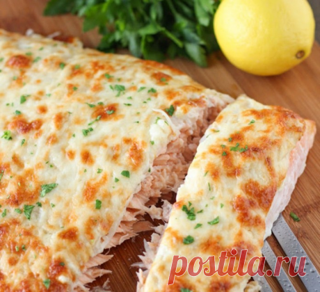 Огромный кусок лосося, запеченный под луково-сырной подушкой. Объедение