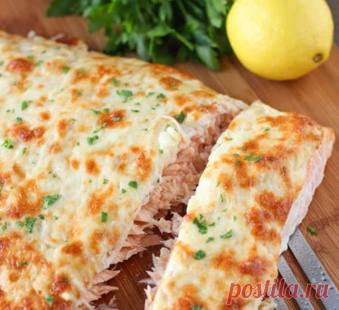 Огромный кусок лосося, запеченный под луково-сырной подушкой. Объедение