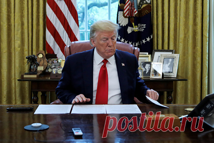 Трампа уличили в смывании документов в унитаз Белого дома. Бывший президент США Дональд Трамп периодически лично смывал некоторые документы в унитаз Белого дома. В этом его уличила журналистка New York Times Мэгги Хаберман в своей книге Confidence Man, передает портал Axios. Сотрудники Белого дома несколько раз находили в унитазе скомканные документы.